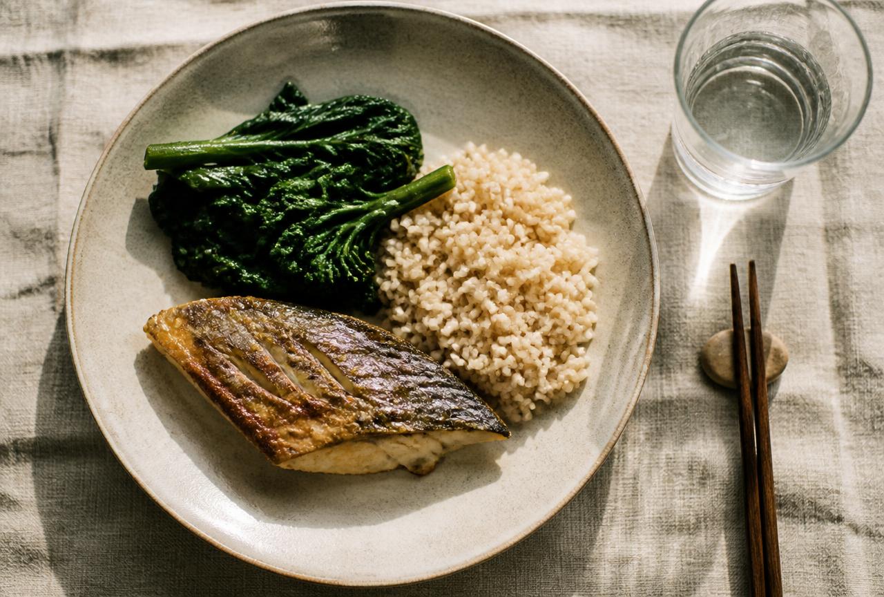 均衡低發炎的一餐:烤魚、深色蔬菜與半份糙米飯